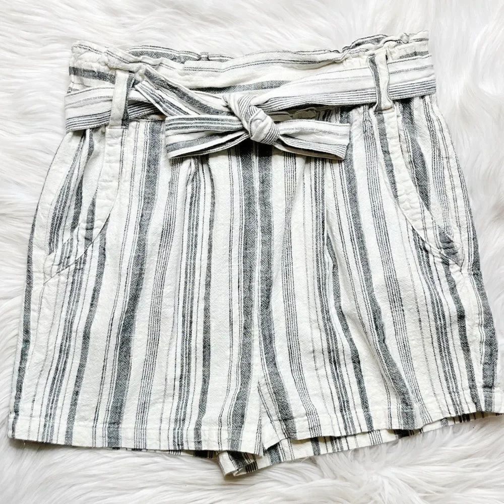 Forever 21 Belted Striped Paper Bag Shorts White & BlueโSizeโXS